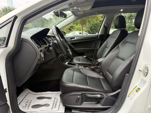 Used 2019 Volkswagen Golf SE image 16