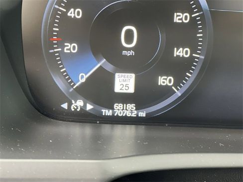 Used 2019 Volvo XC90 T5 Momentum w/ Multimedia Package image 13