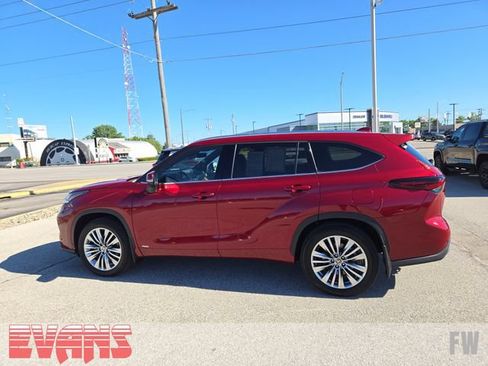 Certified 2026 Toyota Highlander Platinum AWD/4WD image 30