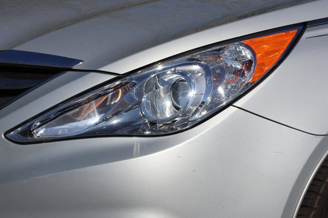 Used 2012 Hyundai Sonata Limited w/ Navigation Pkg FWD image 10