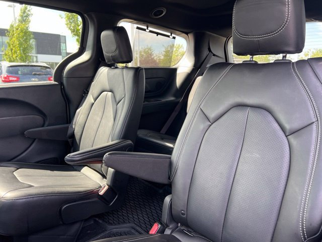 Used 2025 Chrysler Pacifica Select w/ Uconnect Theater Family Group AWD/4WD image 32