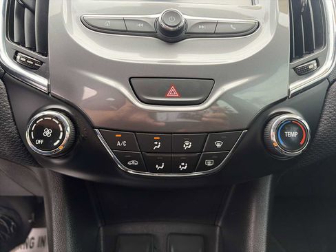 Used 2018 Chevrolet Cruze LT FWD image 16