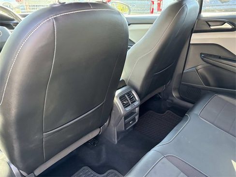 Used 2022 Volkswagen Taos SE image 16