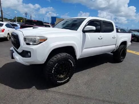 Used 2017 Toyota Tacoma TRD Sport AWD/4WD image 4
