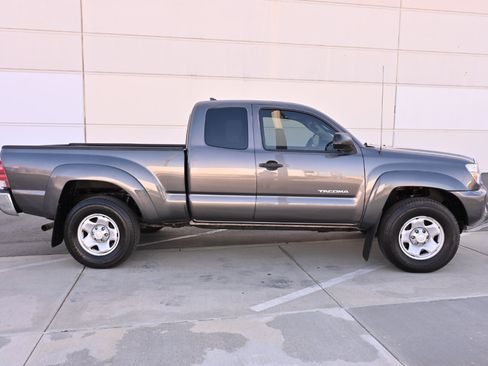 Used 2015 Toyota Tacoma PreRunner w/ SR5 Package RWD image 8