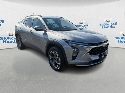 Used 2025 Chevrolet Trax LT w/ LT Convenience Package image 10