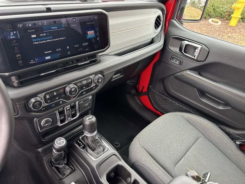 Used 2025 Jeep Wrangler Sahara image 23