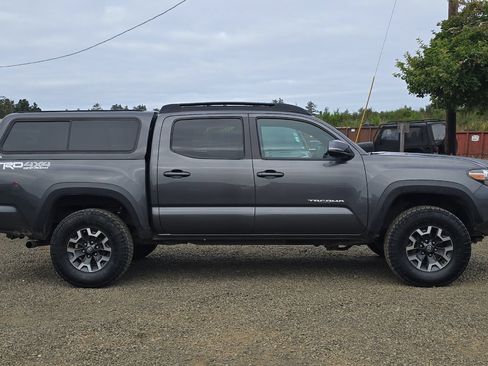 Used 2017 Toyota Tacoma TRD Off-Road w/ Tow Package (A/T) AWD/4WD image 3