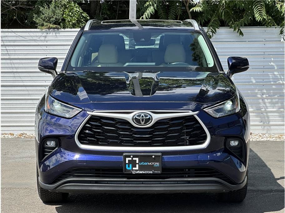 Used 2022 Toyota Highlander XLE AWD/4WD image 7