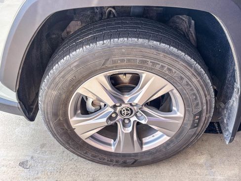 Used 2022 Toyota RAV4 XLE w/ Convenience Package AWD/4WD image 11