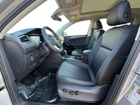 Used 2023 Volkswagen Tiguan SE w/ Panoramic Sunroof Package FWD image 9