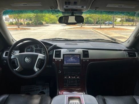 Used 2013 Cadillac Escalade Premium AWD/4WD image 28