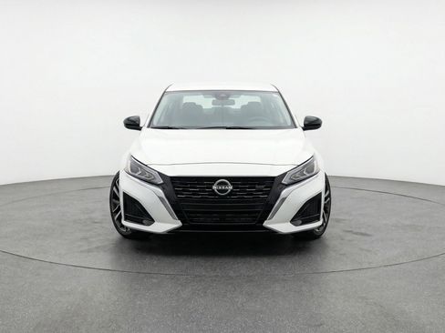 Used 2025 Nissan Altima 2.5 SV FWD image 2