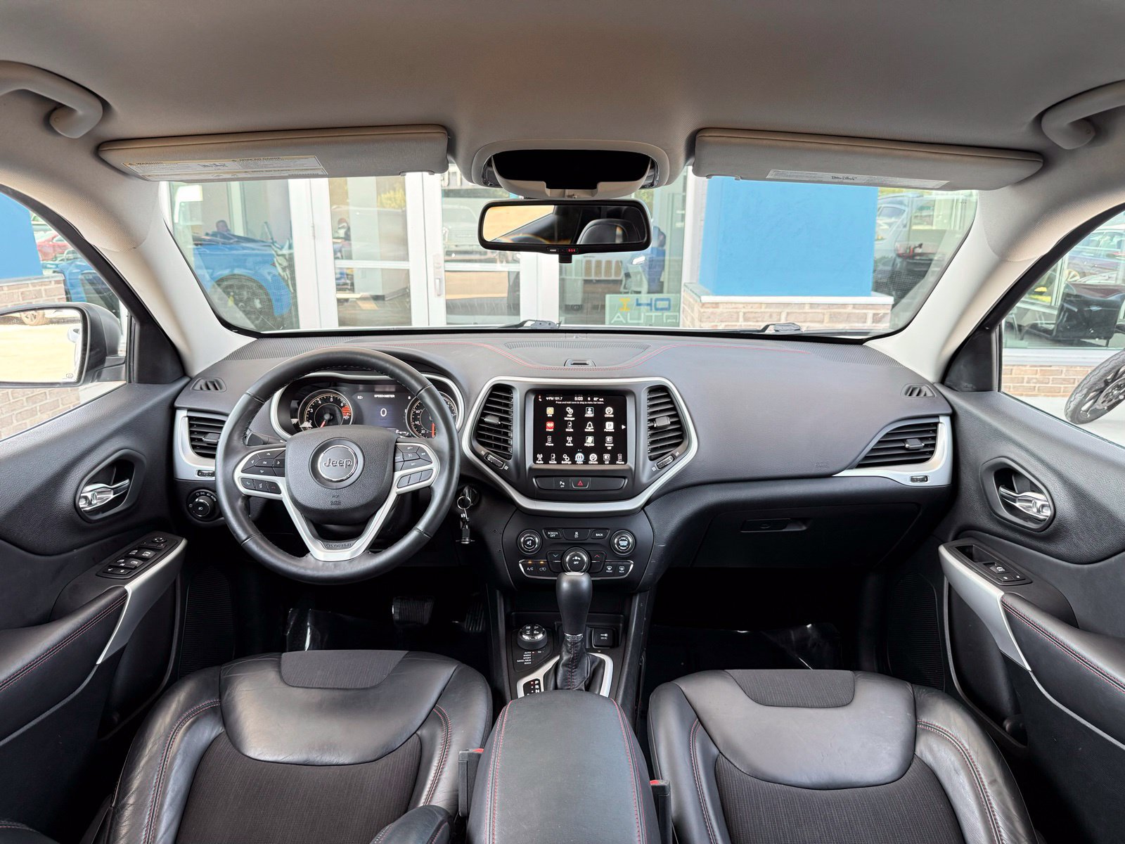 Used 2017 Jeep Cherokee Trailhawk AWD/4WD image 26