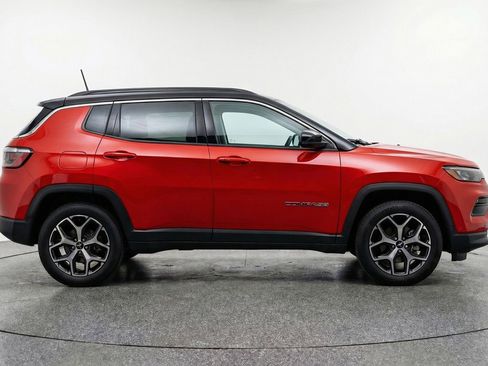 Used 2025 Jeep Compass Limited image 11