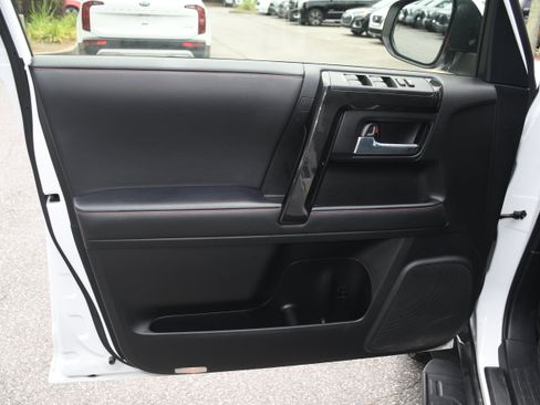 Certified 2024 Toyota 4Runner TRD Off-Road Premium w/ Moonroof Package AWD/4WD image 10
