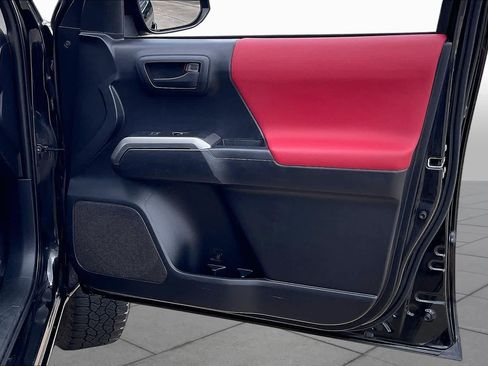 Used 2020 Toyota Tacoma SR5 RWD image 23