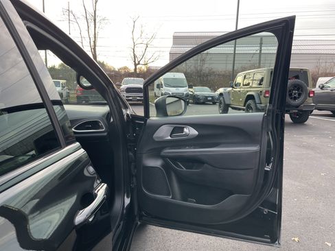 Used 2023 Chrysler Pacifica Touring-L w/ S Appearance Package image 9