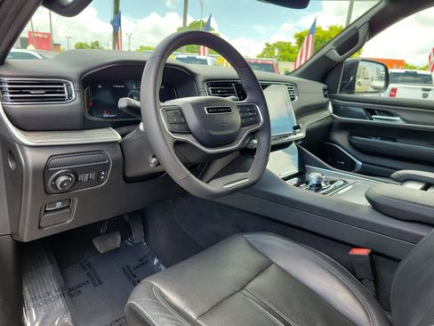 Used 2024 Jeep Wagoneer L Series II w/ Flexible Seating Group AWD/4WD image 9