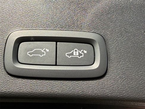 Used 2023 Volvo XC40 B5 Ultimate w/ Protection Package Premier image 29