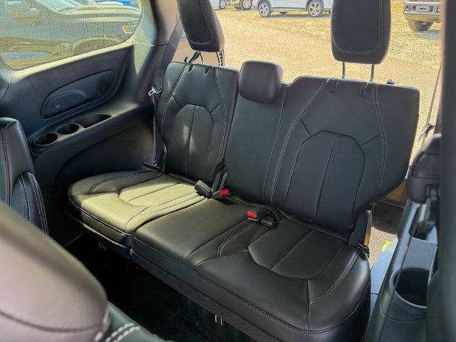 New 2026 Chrysler Pacifica Select AWD/4WD image 21