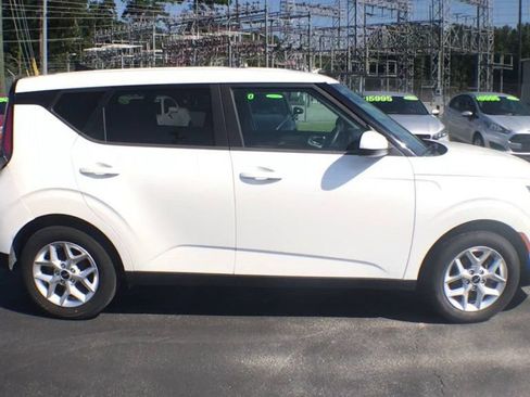 Used 2024 Kia Soul LX w/ Option Group 015 FWD image 9