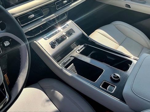 New 2025 Lincoln Aviator AWD w/ Equipment Group 101A image 8