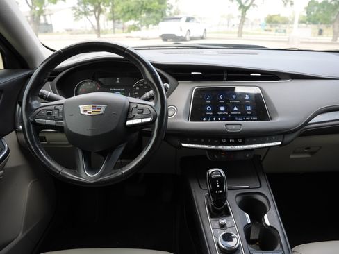 Certified 2023 Cadillac XT4 Luxury w/ Cold Weather Package image 9