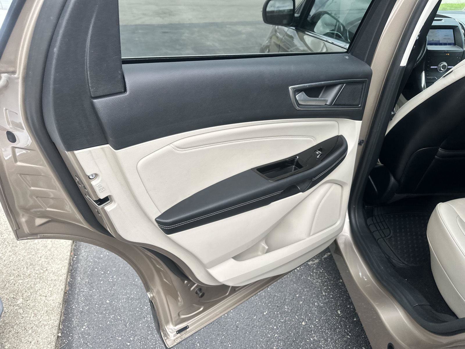 Used 2020 Ford Edge Titanium FWD image 18