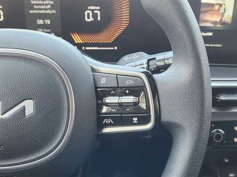 Certified 2025 Kia Sorento LX image 27