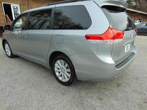 Used 2013 Toyota Sienna XLE image 4