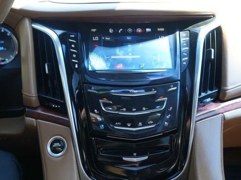 Used 2017 Cadillac Escalade Platinum AWD/4WD image 26