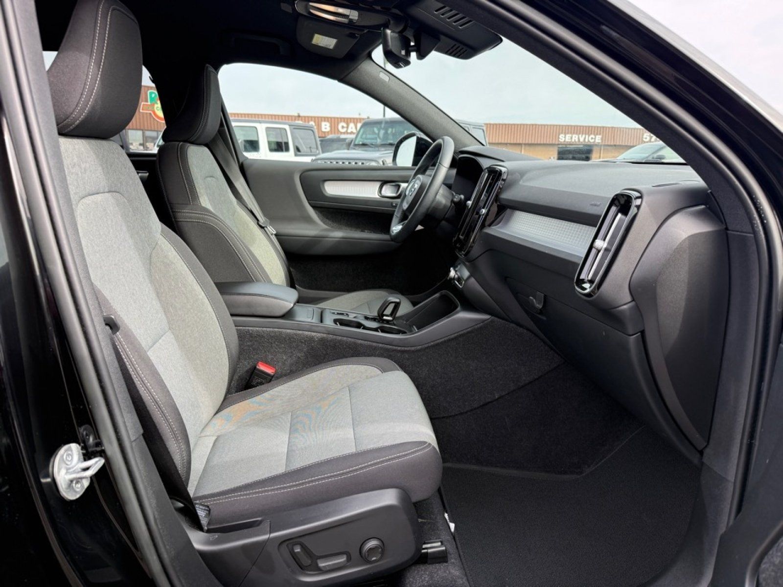 Used 2023 Volvo XC40 B5 Core AWD/4WD image 24