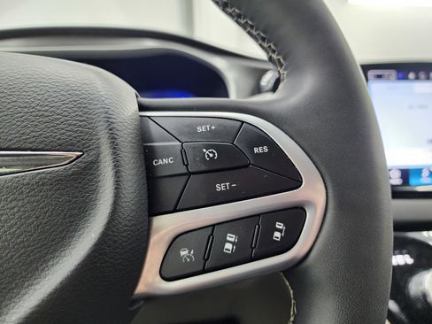 Used 2024 Chrysler Pacifica Touring-L image 14