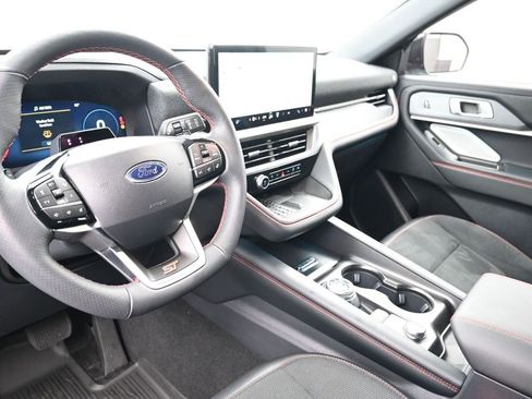 Used 2025 Ford Explorer ST image 4
