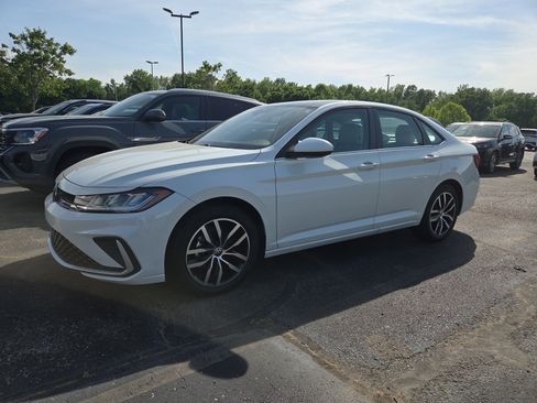 New 2025 Volkswagen Jetta SE FWD image 1