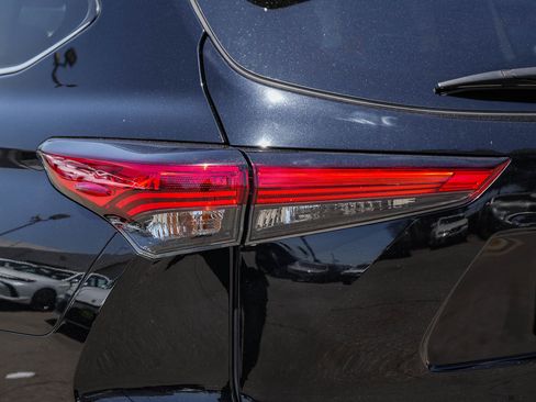 Used 2022 Toyota Highlander XLE FWD image 9