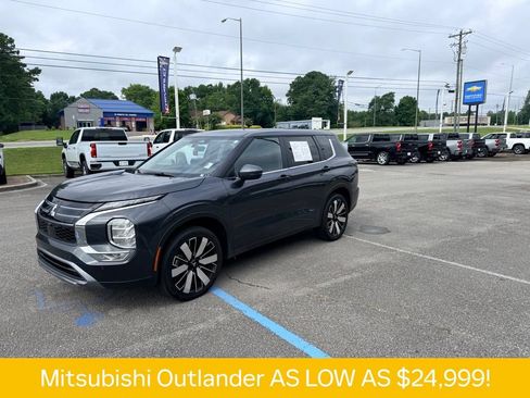 Used 2025 Mitsubishi Outlander SE FWD image 2