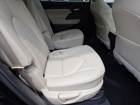 Used 2020 Toyota Highlander XLE AWD/4WD image 26
