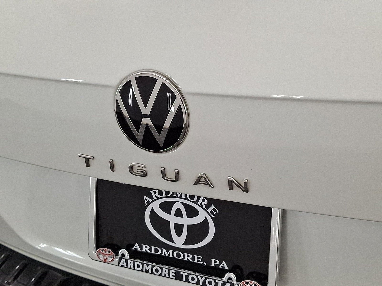 Used 2024 Volkswagen Tiguan SE R-Line AWD/4WD image 16