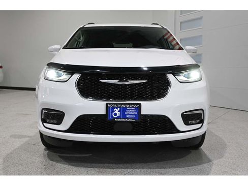 Used 2022 Chrysler Pacifica Touring-L FWD image 4