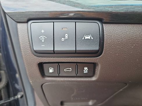 Used 2017 Kia Cadenza Limited FWD image 31