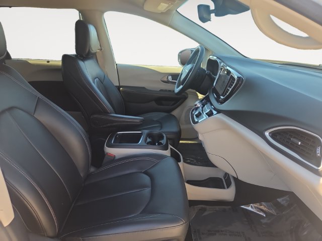 Used 2024 Chrysler Pacifica Touring-L FWD image 15