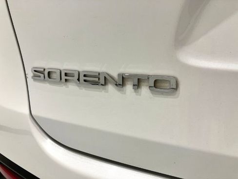 Used 2016 Kia Sorento LX image 19
