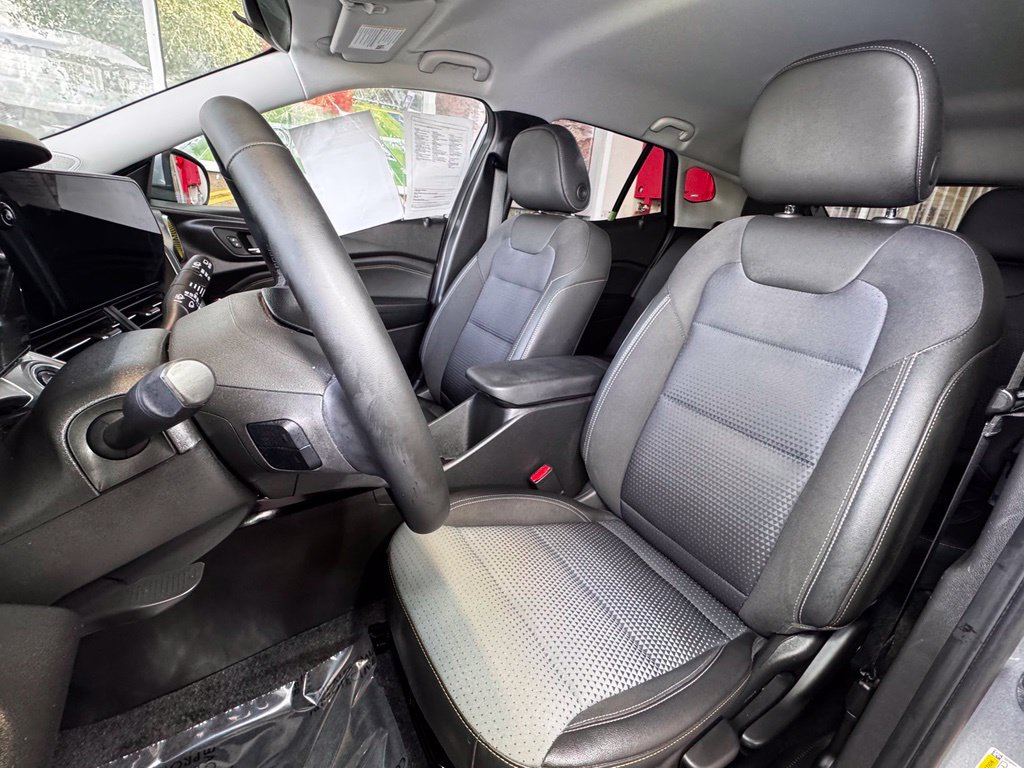 Used 2025 Chevrolet Trax LT w/ Driver Confidence Package FWD image 18