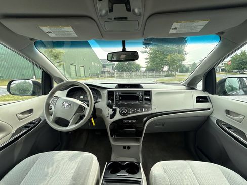 Used 2013 Toyota Sienna LE FWD image 16