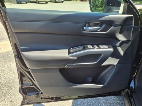 New 2025 Nissan Pathfinder SL image 12