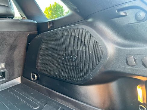 Used 2019 Jeep Cherokee Trailhawk AWD/4WD image 40