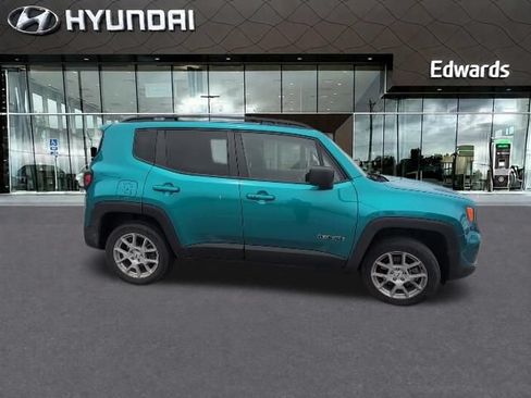 Used 2022 Jeep Renegade Latitude AWD/4WD image 2