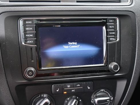 Used 2017 Volkswagen Jetta SE image 11